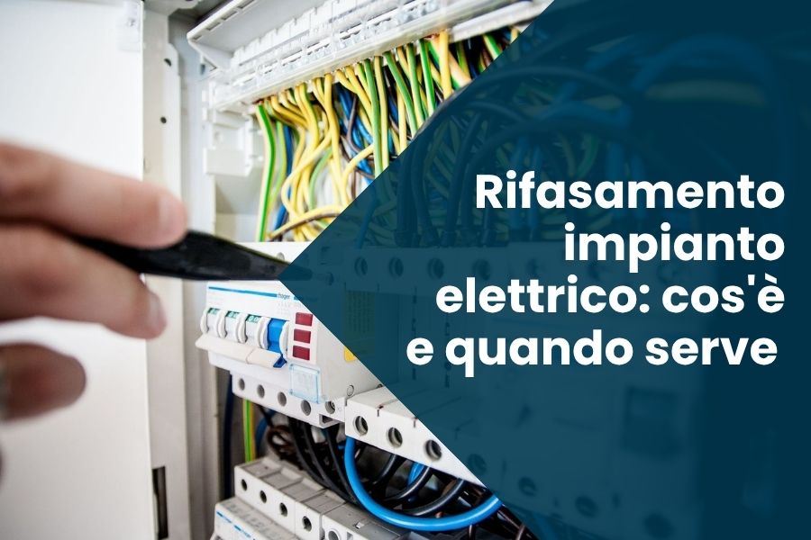 Tecnico al lavoro su un impianto elettrico aziendale con sistema di rifasamento